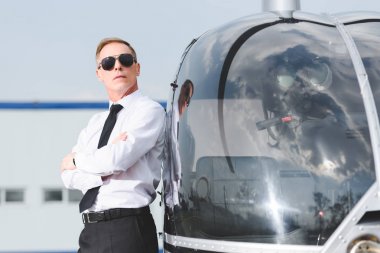 helikopter yakın çapraz silah ile güneş gözlüğü ve resmi aşınma emin pilot