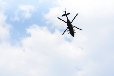 kopya alanı ile gökyüzünde uçan helikopter alt görünümü