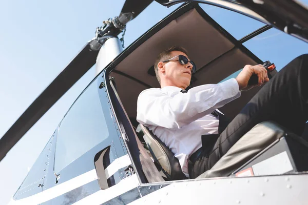 Reifer Pilot Mit Sonnenbrille Und Offizieller Kleidung Sitzt Helikopterkabine — Stockfoto