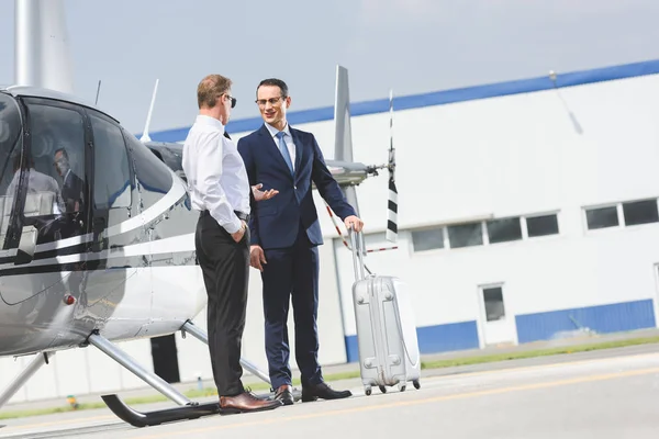 Piloto Desgaste Formal Empresário Com Mala Perto Helicóptero — Fotografia de Stock