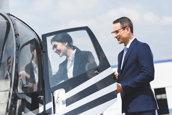 Empresário Abrir Porta Helicóptero Para Mulher Negócios Sorridente — Fotografia de Stock