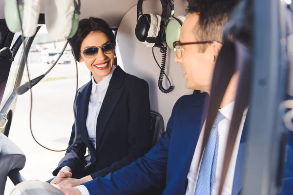 Pengusaha Dan Pengusaha Dalam Pakaian Formal Duduk Kabin Helikopter — Stok Foto