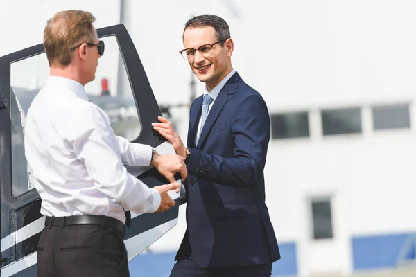 Pilota Abbigliamento Formale Vicino Sorridente Uomo Affari Porta Apertura Elicottero — Foto Stock