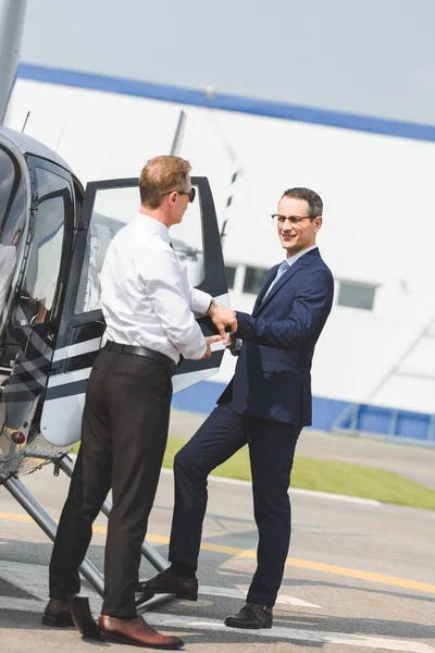 Piloto Ropa Formal Cerca Hombre Negocios Abriendo Puerta Del Helicóptero — Foto de Stock