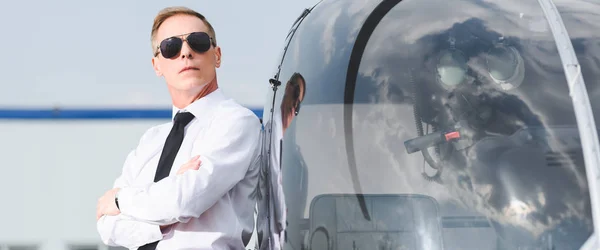 Panoramic Shot Pilot Sunglasses Formal Wear Crossed Arms Helicopter — Stock Photo, Image