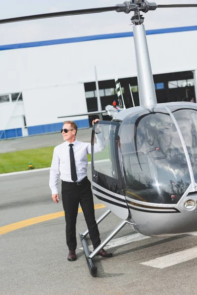 Piloto Sorridente Boa Aparência Desgaste Formal Óculos Sol Perto Helicóptero — Fotografia de Stock