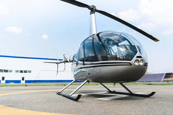 直升机与螺旋桨在混凝土直升机停机坪在白天 — 图库照片