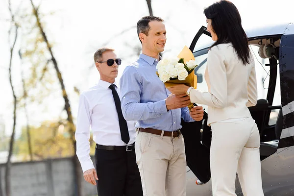 Marido Dando Flores Esposa Una Cita Romántica Cerca Helicóptero Piloto — Foto de Stock