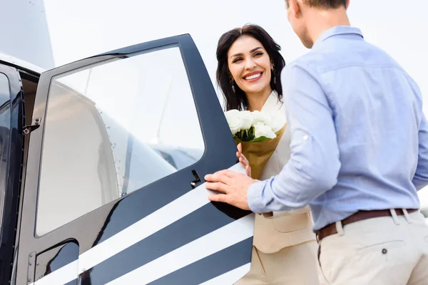 Husband Happy Wife Flowers Romantic Date Helicopter — Stock Photo, Image