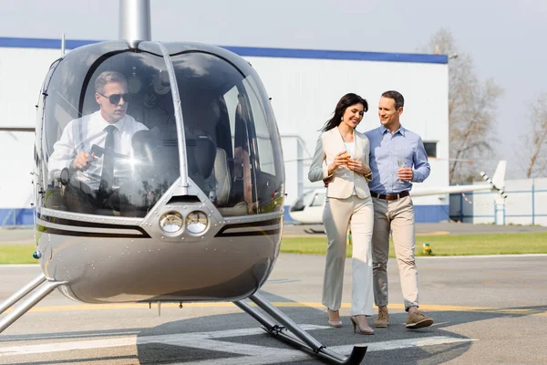 Man Vrouw Met Champagne Bril Romantische Datum Buurt Helikopter — Stockfoto