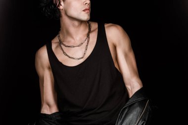 siyah izole genç kendinden emin adam kırpılmış görünümü 