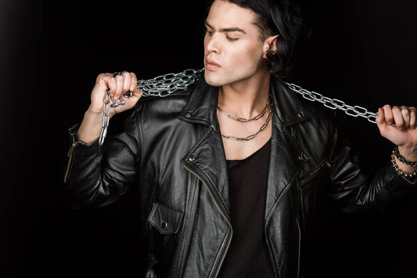 серьезный человек, глядя на металлические цепи изолированы на черный
 