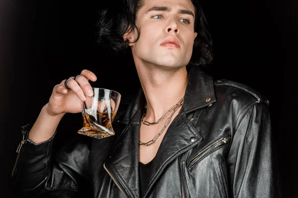 Alacsony Látószögű Kilátás Csinos Férfi Gazdaság Pohár Whisky Izolált Fekete — Stock Fotó