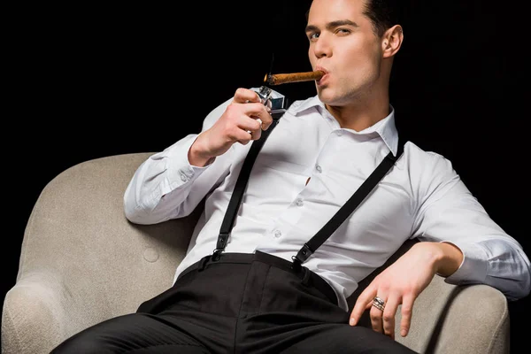 Homem Confiante Segurando Isqueiro Perto Charuto Enquanto Fuma Sentado Poltrona — Fotografia de Stock