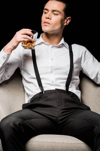 Pohled Nízkého Úhlu Pohledného Muže Který Drží Sklenici Whisky Sedí — Stock fotografie