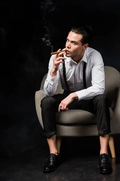 Σοβαρός Άνθρωπος Κάπνισμα Πούρο Ενώ Κάθονται Πολυθρόνα Μαύρο — Φωτογραφία Αρχείου