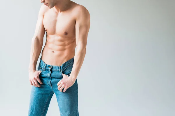 Bijgesneden Weergave Van Gespierde Shirtless Man Jeans Staande Wit — Stockfoto