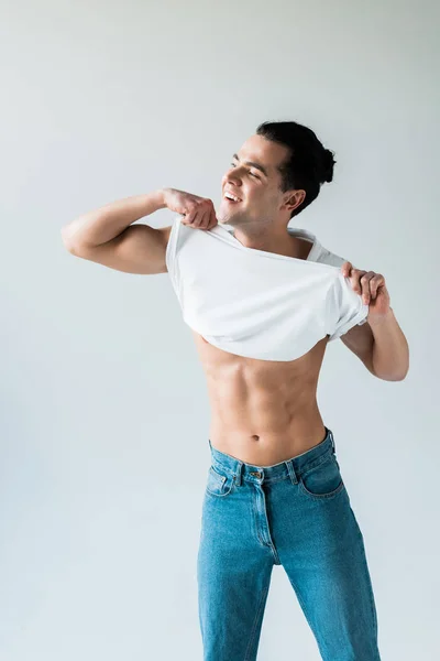 Hombre Feliz Quitándose Camiseta Blanca Sonriendo Blanco — Foto de Stock