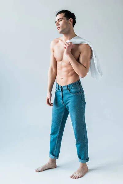 Bonito Muscular Homem Segurando Branco Shirt Branco — Fotografia de Stock