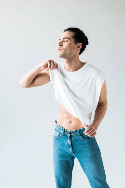 Hombre Guapo Tocando Camiseta Blanca Pie Sobre Blanco — Foto de Stock