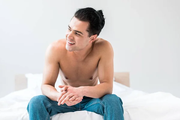 Gelukkige Man Glimlachend Zittend Bed Met Gebalde Handen — Stockfoto