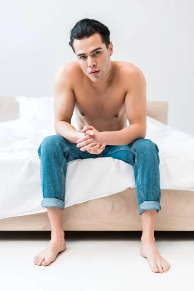 Hombre Guapo Musculoso Sentado Cama Con Las Manos Apretadas — Foto de Stock