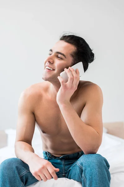 Hombre Alegre Sin Camisa Sentado Cama Hablando Teléfono Inteligente Casa — Foto de Stock