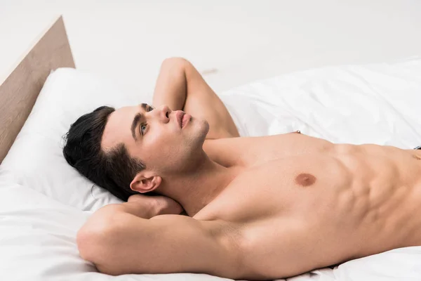 Nachdenklicher Und Hemdsloser Mann Der Hause Bett Liegt — Stockfoto