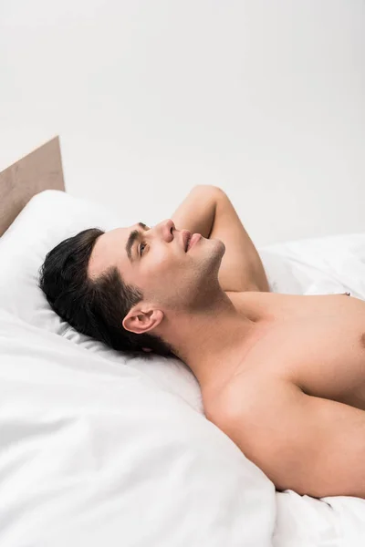 Shirtless Vrolijke Man Liggend Bed Thuis — Stockfoto