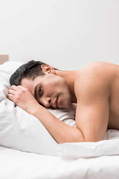 Hombre Musculoso Mirando Cámara Mientras Está Acostado Cama Casa — Foto de Stock