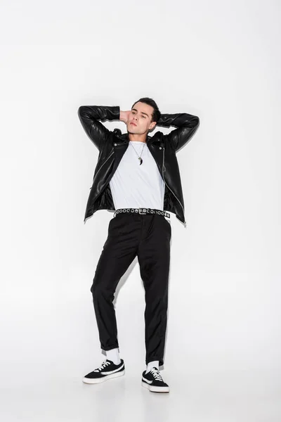 Schöner Mann Schwarzer Lederjacke Posiert Auf Weißem Grund — Stockfoto