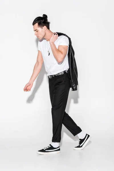 Hombre Camiseta Blanca Caminando Con Chaqueta Cuero Negro Blanco — Foto de Stock