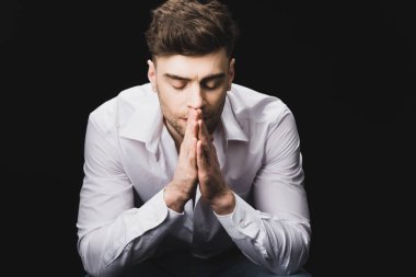 siyah izole yüz yakın katlanmış elleri tutan düşünceli yakışıklı adam