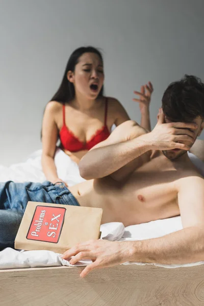 Selectieve Focus Boze Aziatische Vrouw Rode Lingerie Schreeuwen Bij Vriendje — Stockfoto