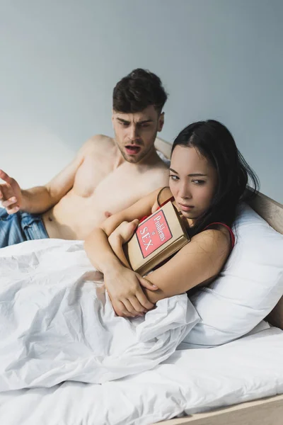 Beledigd Aziatische Vrouw Het Houden Van Problemen Seks Boek Tijdens — Stockfoto