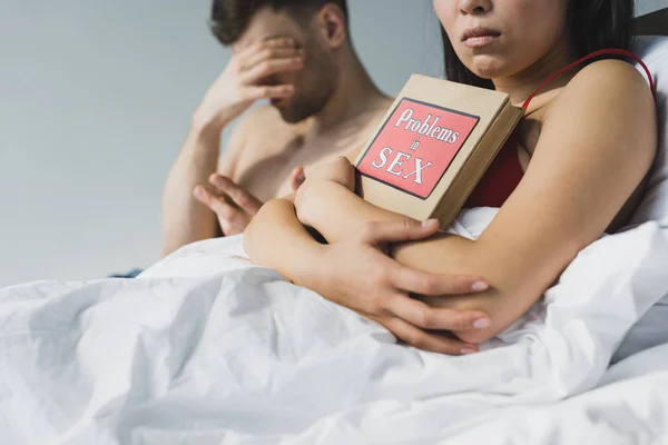 Gedeeltelijke Weergave Van Beledigd Aziatische Vrouw Het Houden Van Problemen — Stockfoto