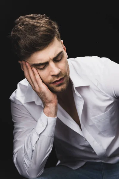 Fundersam Stilig Man Vit Skjorta Håller Handen Nära Ansiktet Isolerad — Stockfoto