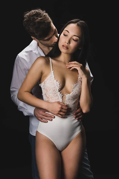 Knappe Jonge Man Omarmen Zoenen Aantrekkelijke Aziatische Vriendin Witte Lingerie — Stockfoto