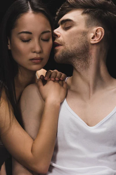 Bonito Homem Beijos Bonito Asiático Mulher Deitado Seu Ombro Isolado — Fotografia de Stock