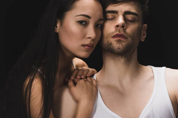 Sensuele Aziatische Vrouw Liggend Schouder Van Knappe Vriendje Kijken Naar — Stockfoto