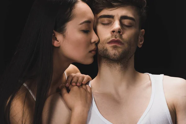 Destul Asiatic Femeie Sărutat Prieten Ochi Închiși Izolat Negru — Fotografie, imagine de stoc