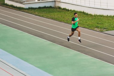 stadyumda çalışan karma yarış sporcunun tam uzunlukta görünümü