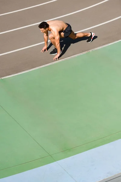 경기장에서 달리기를 준비하는 레이스 스포츠맨의 오버헤드 — 스톡 사진