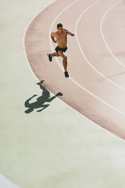 Visão Aérea Desportista Misto Que Corre Estádio — Fotografia de Stock