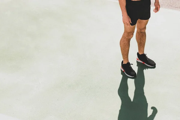 경기장에 서있는 운동화에 스포츠맨의 — 스톡 사진