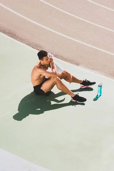 Deportista Carrera Mixta Sentado Estadio Limpiando Cara Con Una Toalla — Foto de Stock