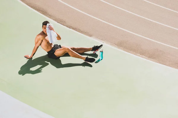 Karışık Yarış Sporcusu Stadyumda Oturan Havlu Ile Yüz Silme — Stok fotoğraf