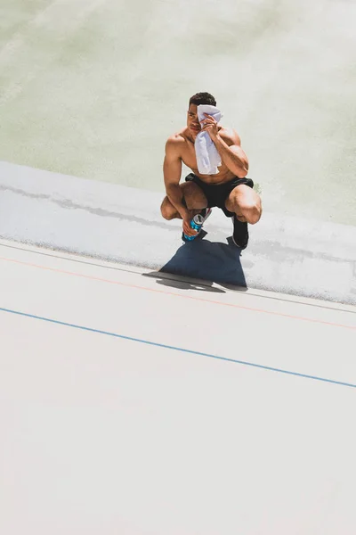 Mixed Race Sportsman Sitting Stadium Wiping Face Towel — Stock Photo, Image