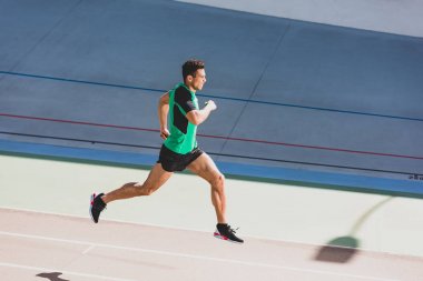 stadyumda çalışan karma yarış sporcunun tam uzunlukta görünümü