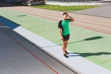 stadyumda karma yarış sporcusu ayakta tam uzunlukta görünümü